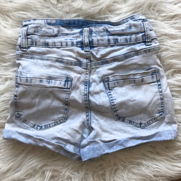 Cotton On high waisted bleached wash denim shorts - Picture 2 of 3